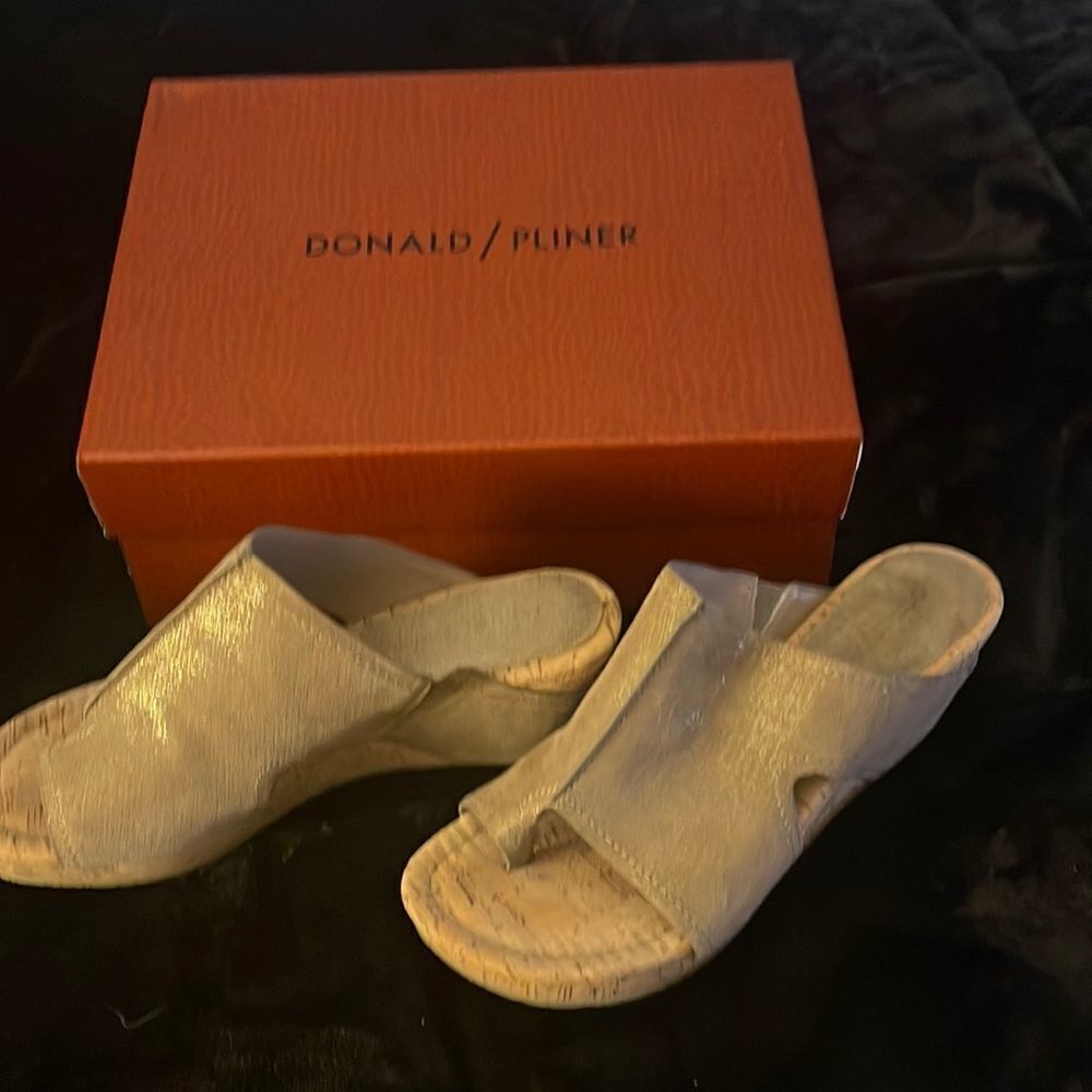 Donald Pliner light bronzed distressed metallic wedge heels size 7